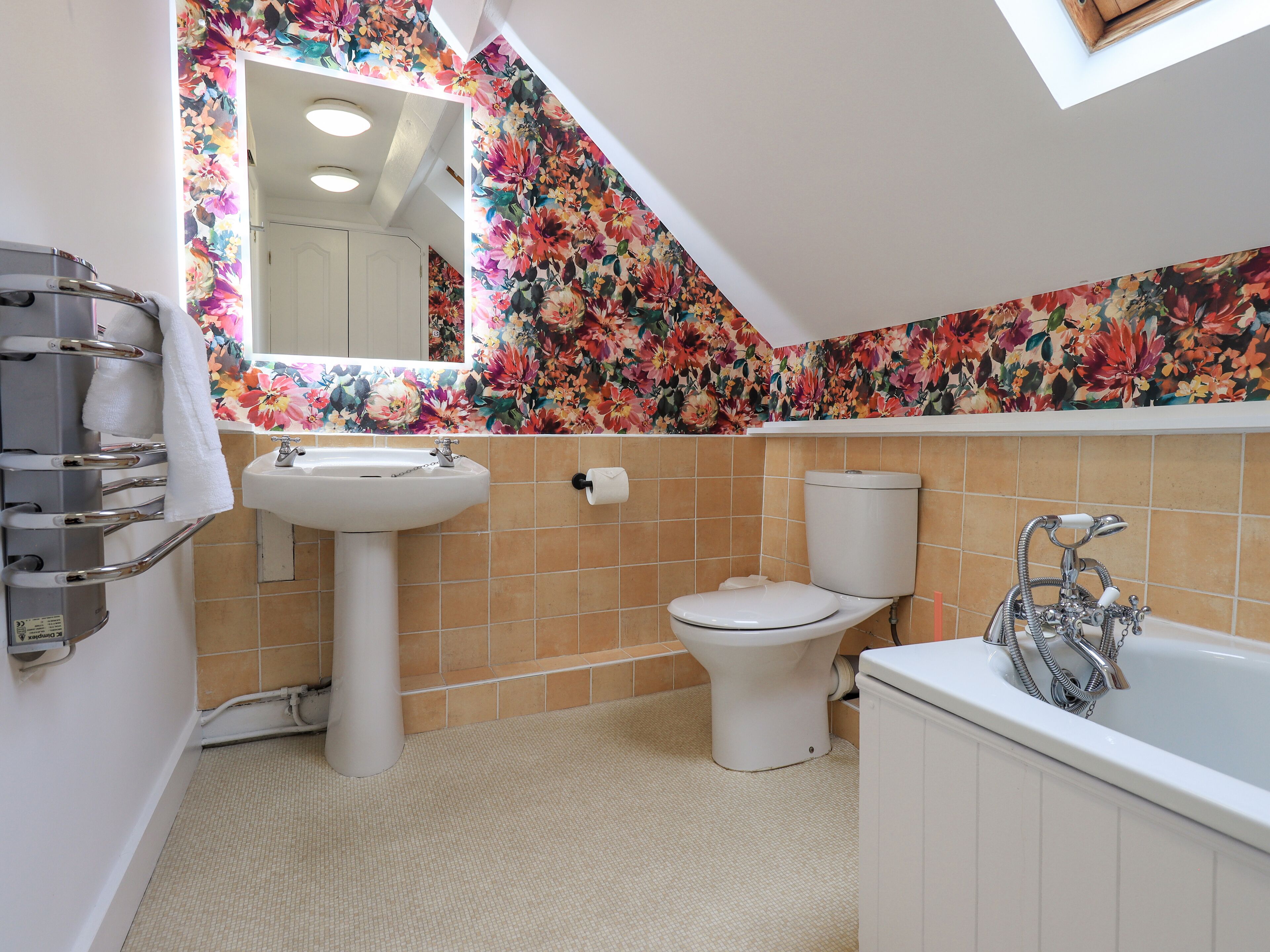 Ein Badezimmer mit Waschbecken, Toilette und Badewanne.