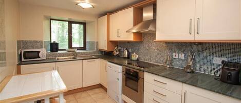 Refrigerador, lavavajillas, utensilios de cocina