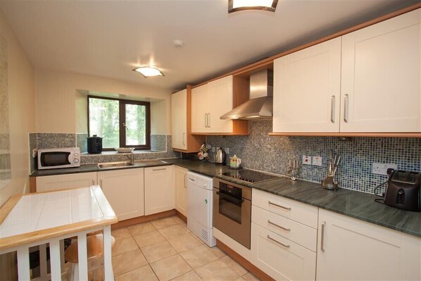 Fridge, dishwasher, cookware/dishes/utensils