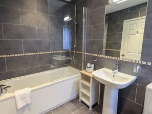 Cottage | Bathroom | Shower
