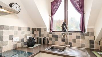 Fridge, dishwasher, cookware/dishes/utensils