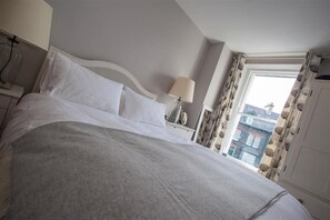 4 phòng ngủ, trang trí khác biệt