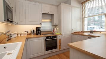 Geladeira, lava-louças, talheres/pratos/utensílios de cozinha