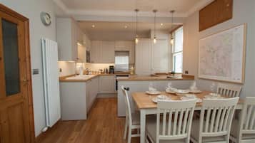 Geladeira, lava-louças, talheres/pratos/utensílios de cozinha