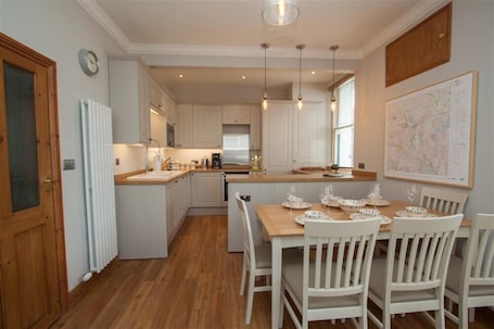 Refrigerador, lavavajillas, utensilios de cocina