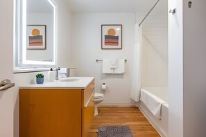 Séchoir à cheveux, serviettes fournies, shampooing, papier de toilette