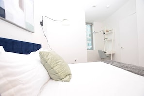 Ein Hotelzimmer mit einem Bett, einem Schreibtisch und einem Stuhl.
