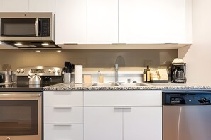 Réfrigérateur, micro-ondes, four, plaque de cuisson