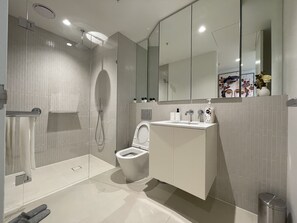Combinazione doccia/vasca, asciugacapelli, asciugamani, sapone