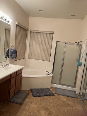Combined shower/bathtub - Westgate Area near Stadium (Glendale)