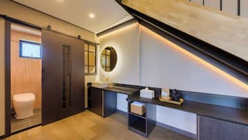 Premier Duplex | Bathroom | Shower, hair dryer, slippers, bidet