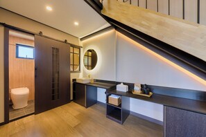 Premier Duplex | Bathroom | Shower, hair dryer, slippers, bidet - Hotel Harusida (Seogwipo)