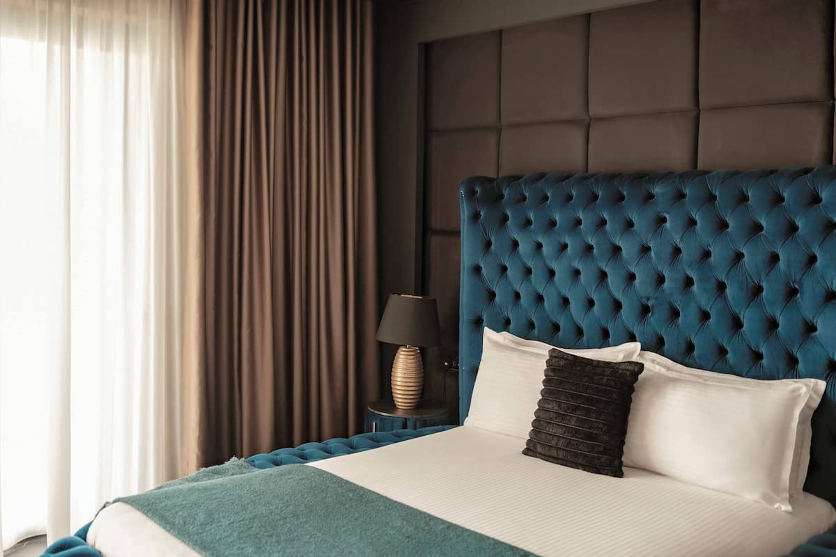 Deluxe Room | 1 bedroom, minibar, desk, soundproofing