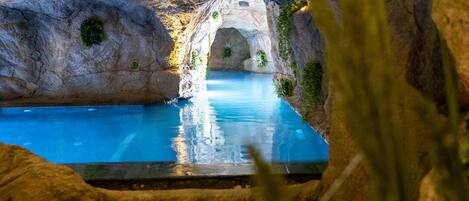 Innendørsbasseng, sesongbasert utendørsbasseng og bassengparasoller