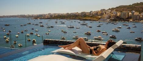 Innenpool, Außenpool (je nach Saison geöffnet), Sonnenschirme