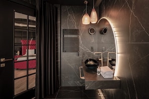 Premium Seaview Room with Hot Tub | 1 bedroom, minibar, desk, soundproofing