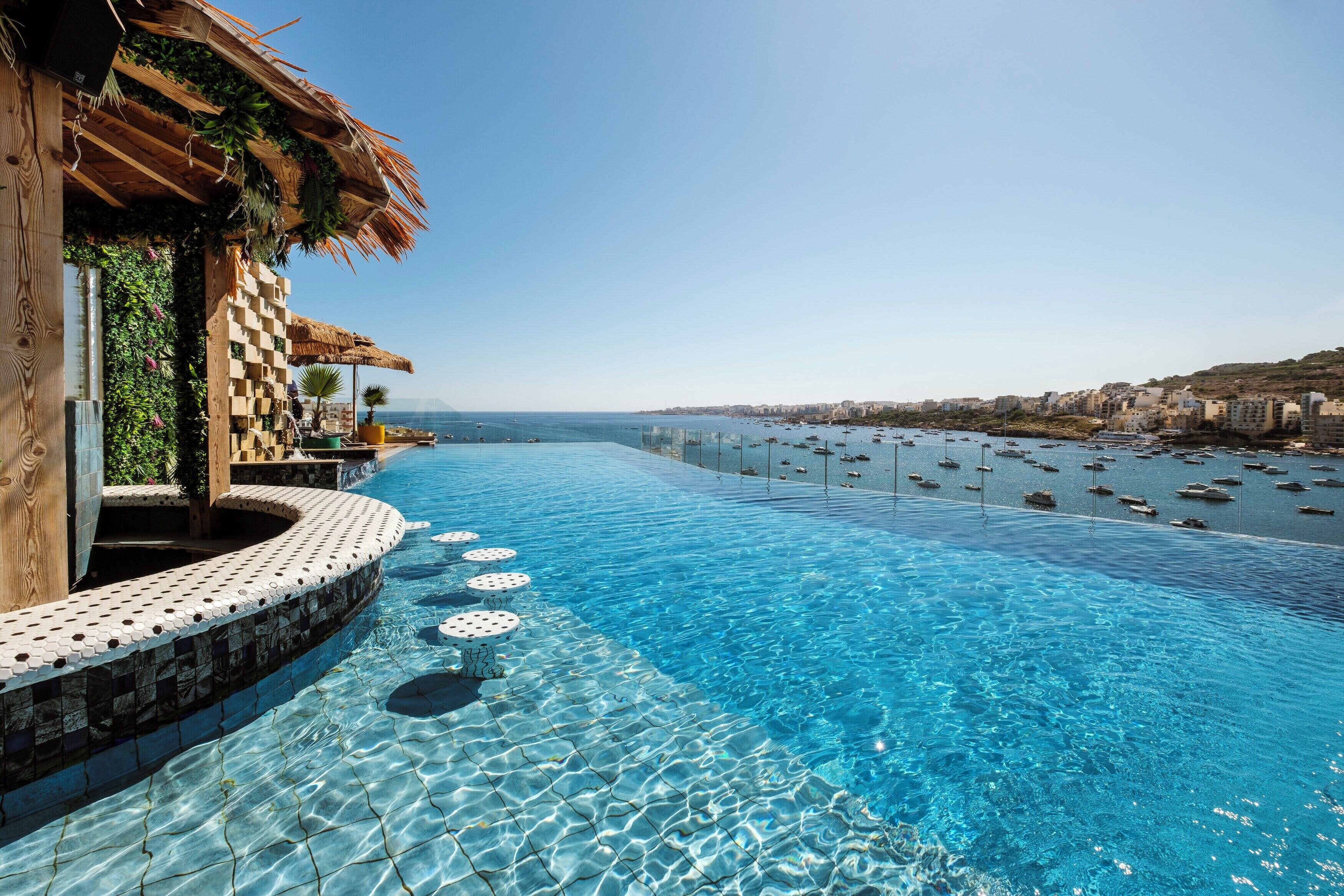 สระว่ายน้ำในร่ม, สระว่ายน้ำกลางแจ้งเปิดตามฤดูกาล, ร่มริมสระว่ายน้ำ