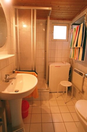 Bruser, hårtørrer, Sæbe, Toiletpapir