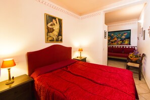 2 bedrooms, travel crib, free WiFi
