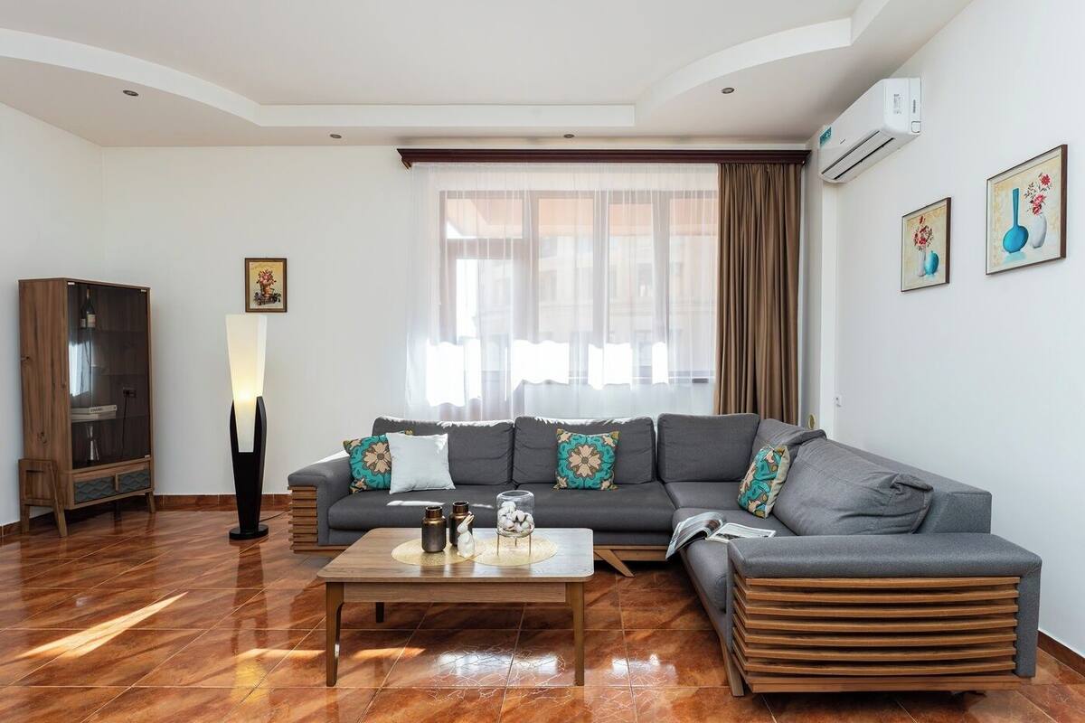 Apartemen Superior | Area keluarga | Televisi layar datar 55-inci dengan saluran TV kabel