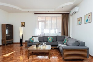 Superior appartement | Woonruimte | Een 55-inch flatscreentelevisie met kabelzenders