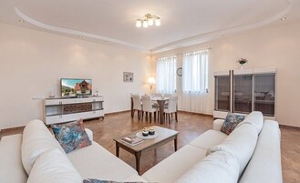 Premium Apartment | Premium bedding, desk, iron/ironing board, cribs/infant beds