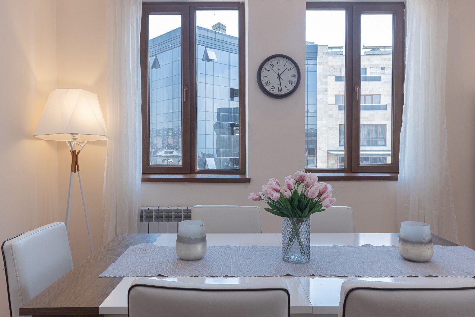 Premium Apartment | Premium bedding, desk, iron/ironing board, cribs/infant beds