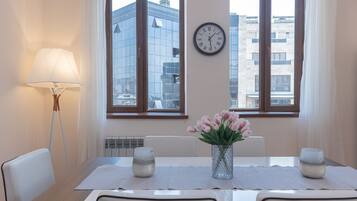 Premium Apartment | Premium bedding, desk, iron/ironing board, cribs/infant beds