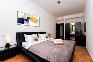 Familie appartement | Luxe beddengoed, een bureau, een strijkplank/strijkijzer, babybedden