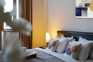 Family Apartment | Premium bedding, desk, iron/ironing board, cribs/infant beds