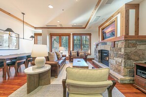 TV, fireplace - Big Horn Lodge 404 - Fabulous Slopeside Residence (Truckee)