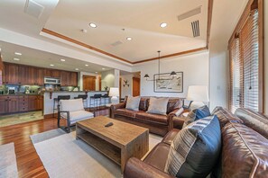 TV, fireplace - Big Horn Lodge 404 - Fabulous Slopeside Residence (Truckee)