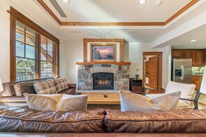 TV, fireplace - Big Horn Lodge 404 - Fabulous Slopeside Residence (Truckee)