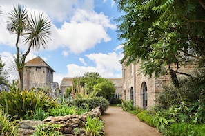 A stone building with a pathway leading to a gate. - Maisons de Tatihou, The Originals Relais (Saint-Vaast-la-Hougue)