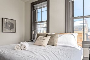 5 bedrooms, desk, iron/ironing board, free WiFi - Deluxe 5-bedrm - walkable to all in OTR & Downtown (Cincinnati)