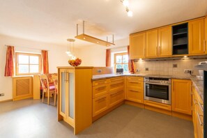 Køleskab, mikrobølgeovn, ovn, kogeplade