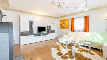 Smart-TV, Kamin, Tischtennisplatte