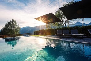 Pool - Apartment with shared infinity pool (St. Martin am Tennengebirge)