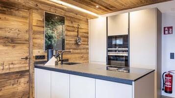 Frigorífico, microondas, horno y placa de cocina