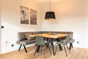 Dining - Apartment with infinity pool (St. Martin am Tennengebirge)
