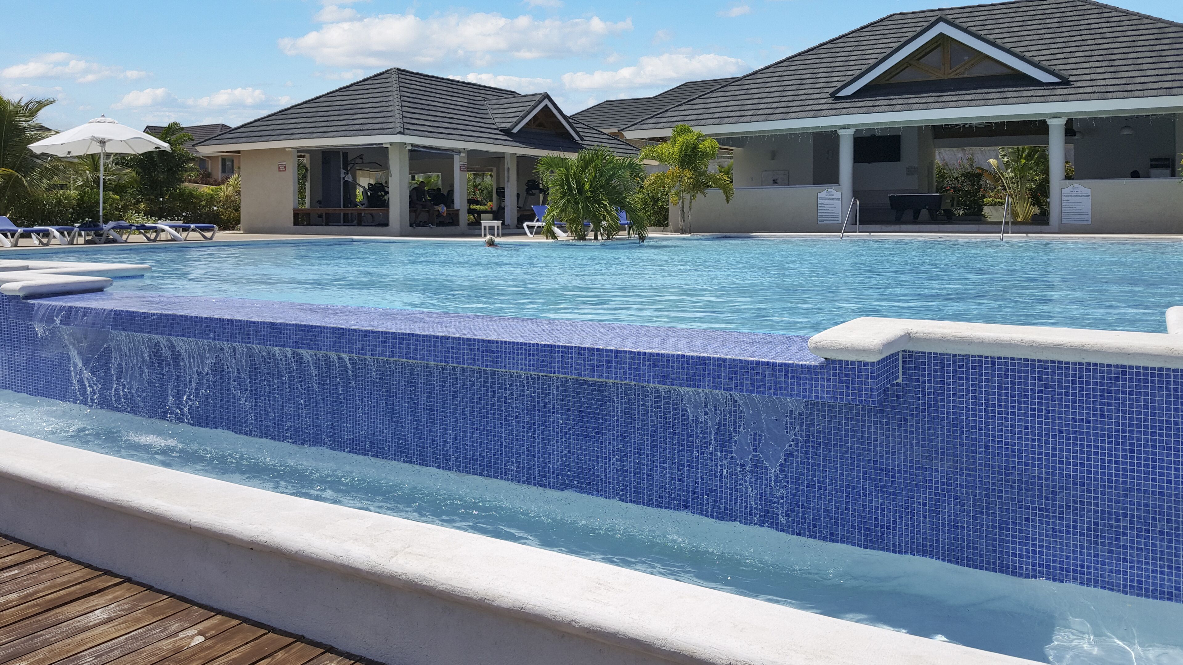 2 Außenpools, Cabañas (kostenlos), Sonnenschirme