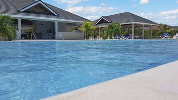 2 hồ bơi ngoài trời, lều miễn phí, dù/ô trên bãi biển/hồ bơi