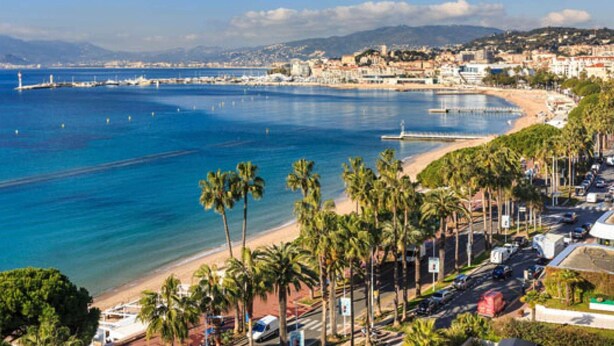 A coastal cityscape with a beach, palm trees, and a marina. - Le Loft de St Jean - 2 bed and 2 bath (Cannes)