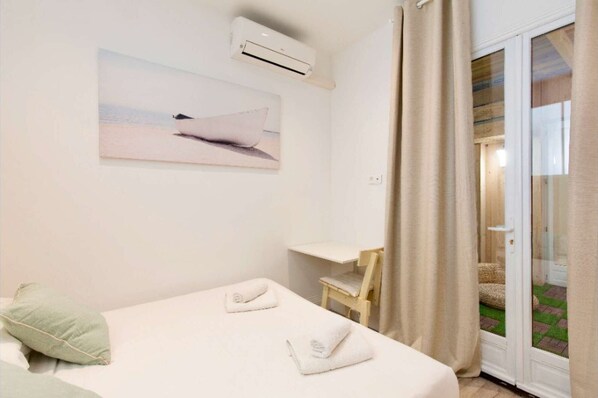 2 bedrooms, desk, iron/ironing board, WiFi