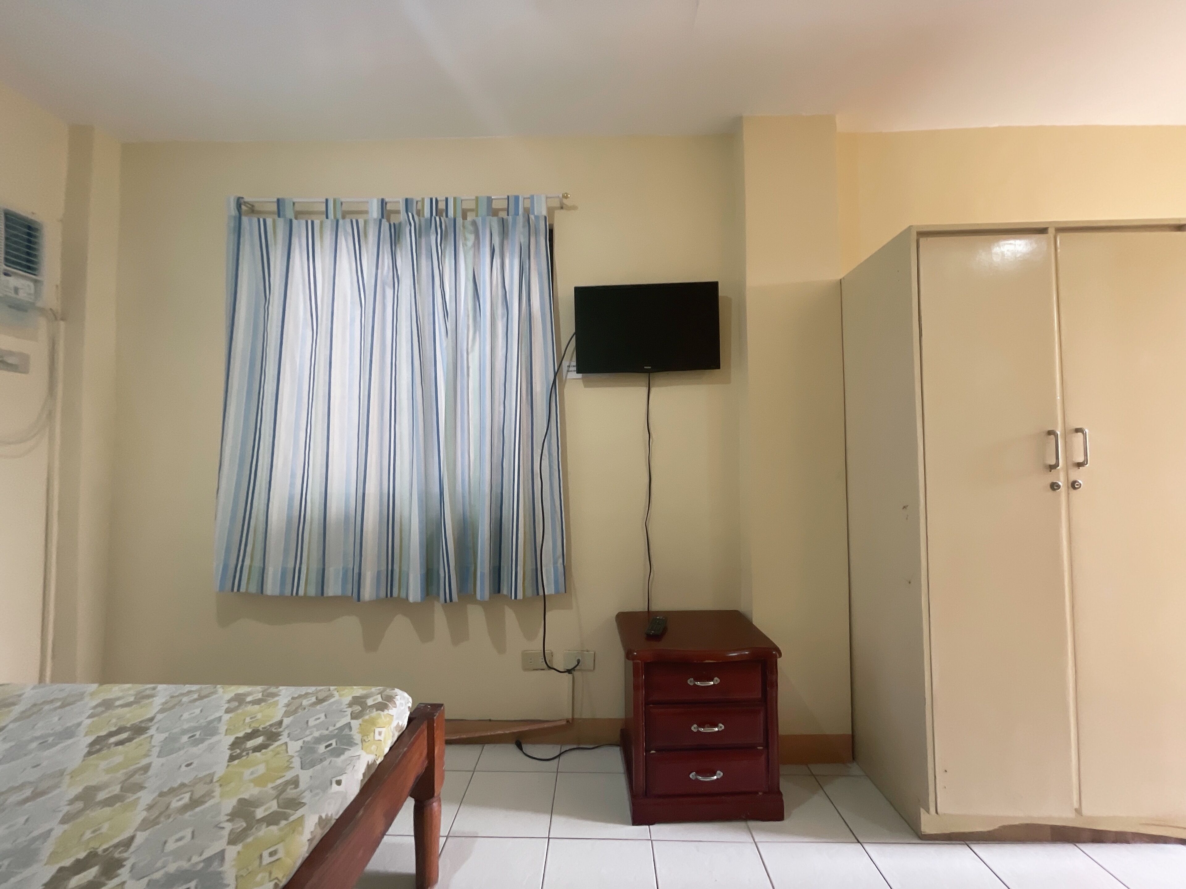 Escritorio y ropa de cama 