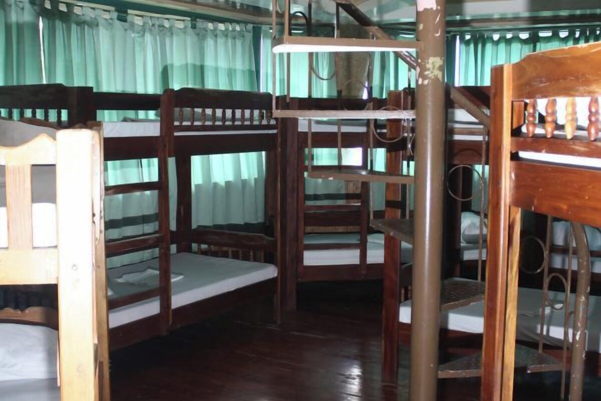 Escritorio y ropa de cama