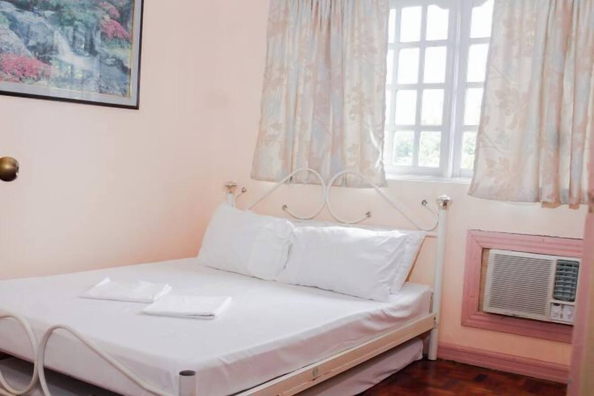 Desk, bed sheets