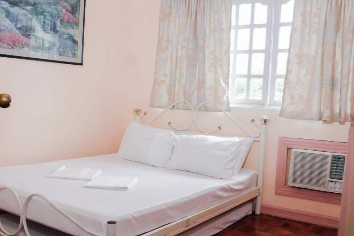 1 bedroom, desk, bed sheets