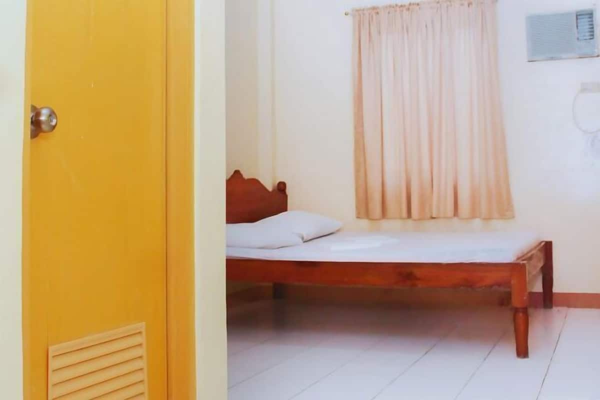 1 bedroom, desk, bed sheets