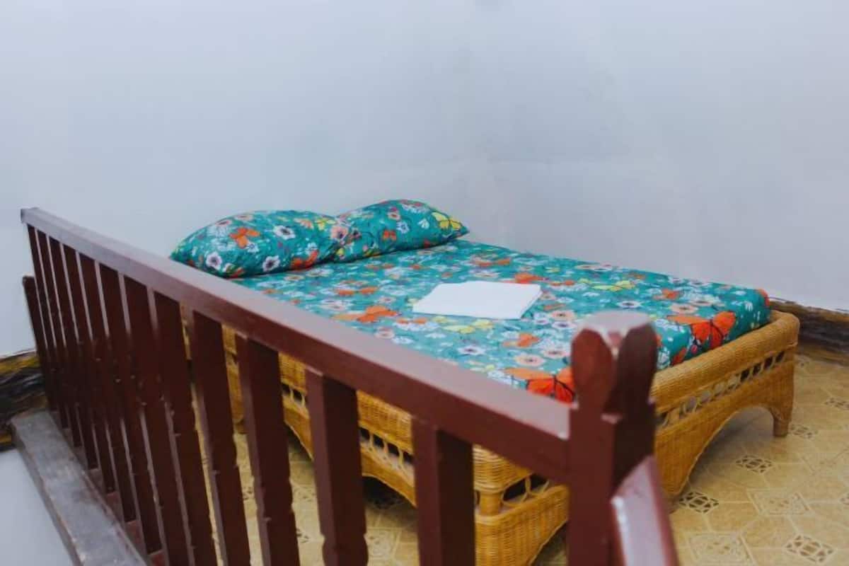 1 bedroom, desk, bed sheets